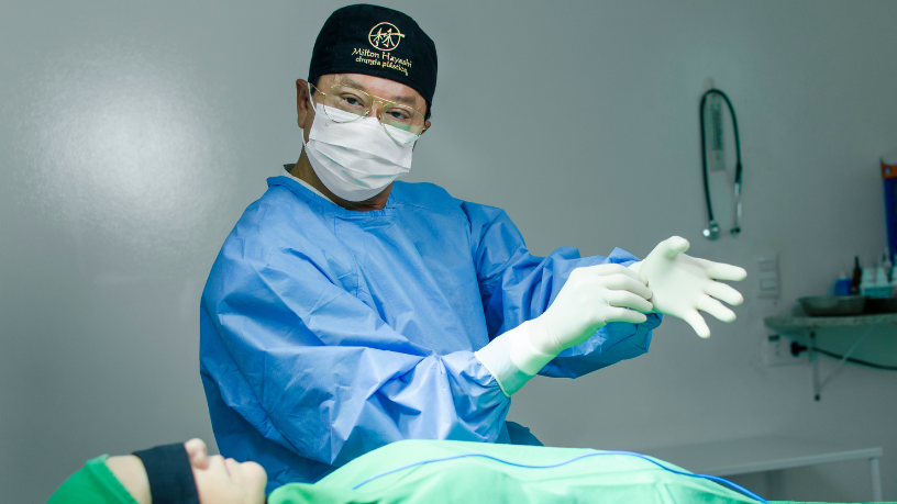 Se a flacidez incomoda, há cirurgias que realmente resolvem e devolvem firmeza, observa Milton Seigi Hayashi.