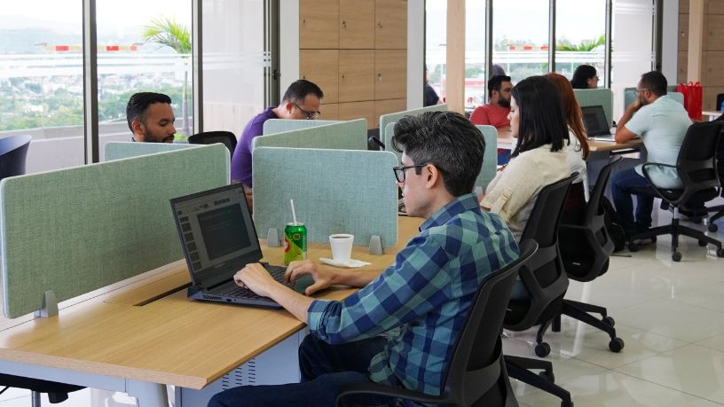 Empresas no Brasil aceleram contratações em tecnologia em 2026: o que isso revela sobre o futuro do trabalho