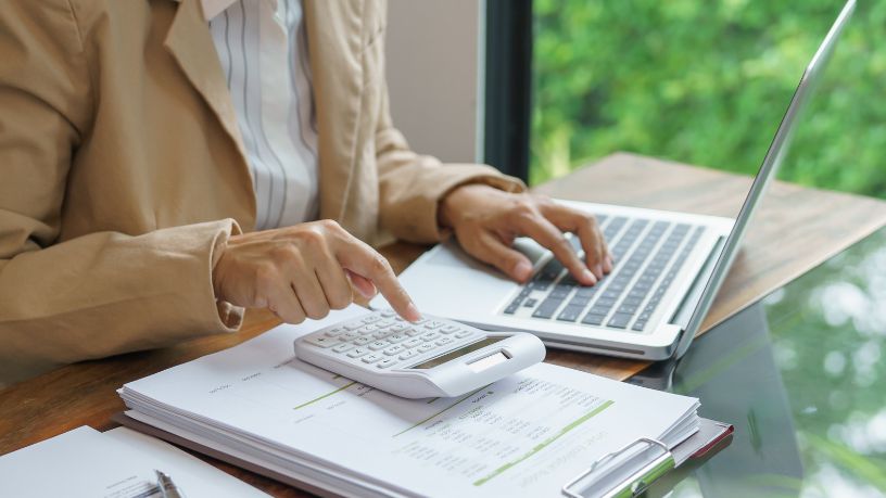 Empresas endividadas no Brasil: como os juros elevados desafiam a recuperação econômica