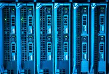 Rack de servidores com luzes azuis em um data center moderno.