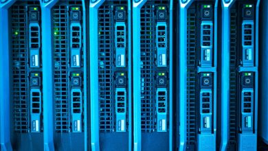 Rack de servidores com luzes azuis em um data center moderno.