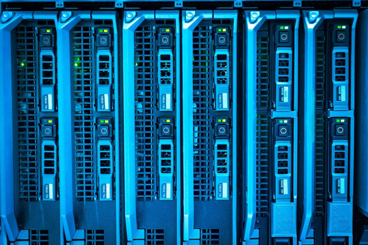 Rack de servidores com luzes azuis em um data center moderno.