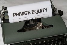Máquina de escrever vintage com uma folha onde se lê “PRIVATE EQUITY”.