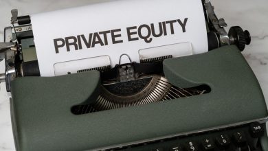 Máquina de escrever vintage com uma folha onde se lê “PRIVATE EQUITY”.